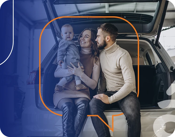 Família reunida dentro de um carro